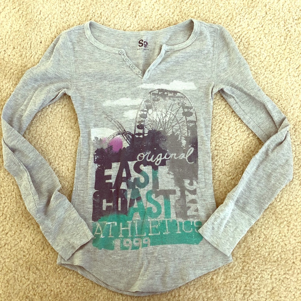 Ribbed gray long sleeve tee- cute design!